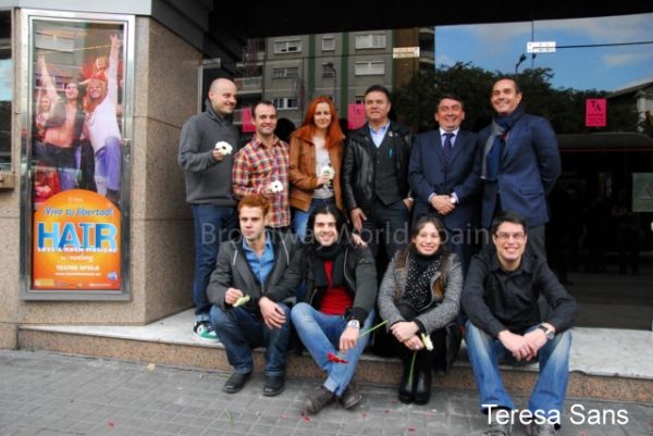 Los tres protagonistas y el equipo de producciÃ³n. Photo